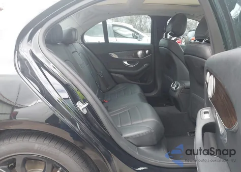 2017 Mercedes-Benz C 300 4Matic z USA, uszkodzony, nr VIN 55SWF4KB9HU229898